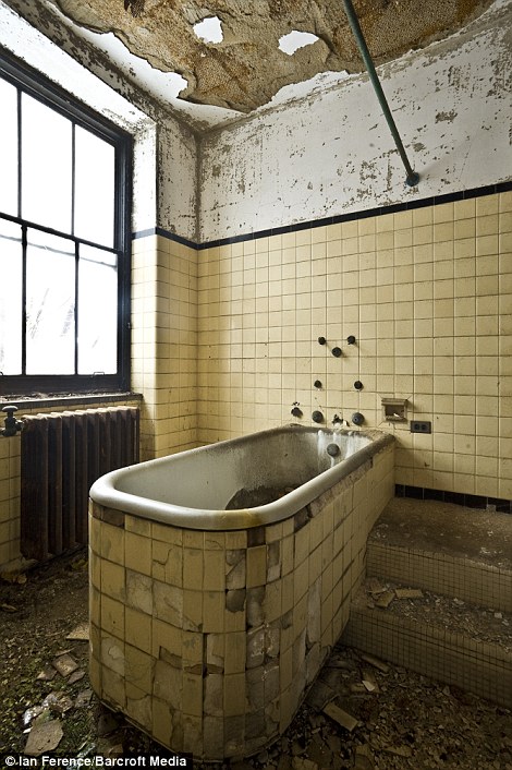 article-2094823-118BF948000005DC-467_470x706